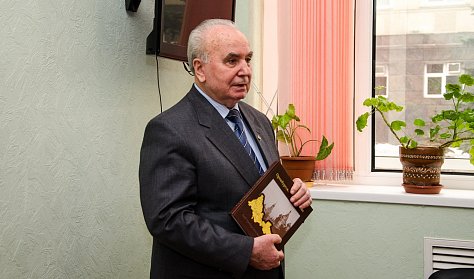 Оренбуржцев поздравили земляки